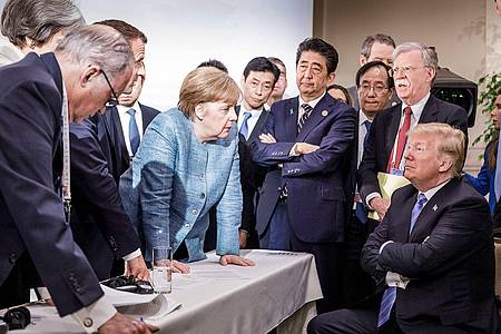 Jesco Denzel/Bundesregierung/dpa | Dieses von der Bundesregierung verbreitete Bild des Fotografen Jesco Denzel wurde damals in sozialen Netzwerken viel kommentiert. (Archivbild)