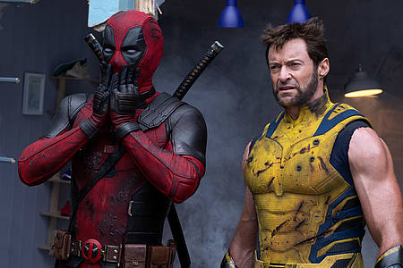 Ryan Reynolds und Hugh Jackman als Deadpool und Wolverine blicken in Kostüm entgeistert aus dem Bild heraus.