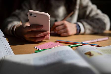 Marijan Murat/dpa | Einer neuen Umfrage zufolge gibt es eine breite Mehrheit für Einschränkungen der Nutzung von privaten Handys an Schulen.