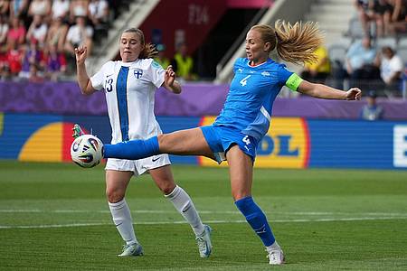 Alessandra Tarantino/AP/dpa | Duell um den Ball: Viggosdottir kommt der Finnin zuvor.