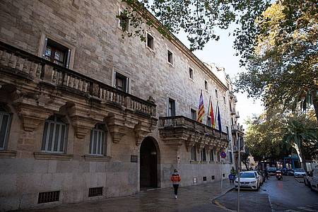 Clara Margais/dpa | Ein deutscher Urlauber ist vom Landgericht in Palma auf Mallorca vom Vorwurf des versuchten Polizistenmordes freigesprochen worden. Er erhielt eine zweijährige Bewährungsstrafe wegen Körperverletzung und Widerstands gegen die Staatsgew