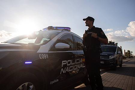 Clara Margais/dpa | Die spanische Polizei hat Mordermittlungen aufgenommen, nachdem an Händen und Füßen gefesselte Ertrunkene in den Gewässern rund um Mallorca und Nachbarinseln gefunden wurden.