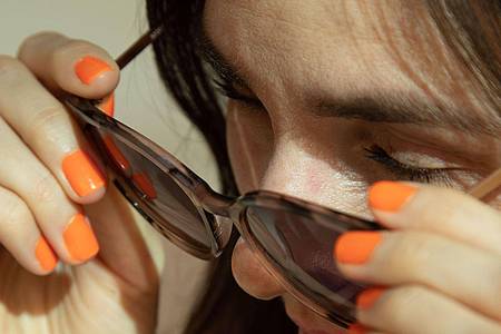 Christin Klose/dpa-tmn | Fazit: Der Abdruck von der Sonnenbrille ist etwas weniger sichtbar - zu sehen ist er aber trotzdem.