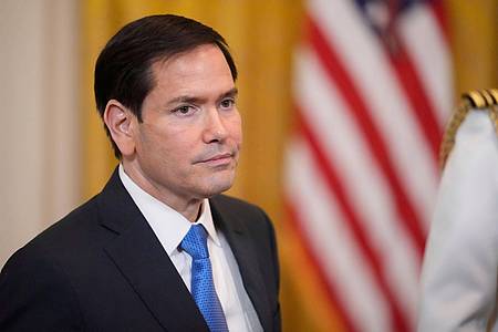 Mark Schiefelbein/AP/dpa | Verkündet das offizielle Ende von Auslandshilfen durch USAID: Außenminister Marco Rubio. (Archivbild)