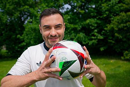 Henning Kaiser/dpa | Ganz ohne Fußball geht es aber auch nicht: Lars Steinhöfel unterstützt «tendenziell» den Frauenfußball. 