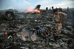 Dmitry Lovetsky/AP/dpa | Elf Jahre ist der Abschuss der Passagiermaschine über der Ostukraine bereits her. (Archivbild)