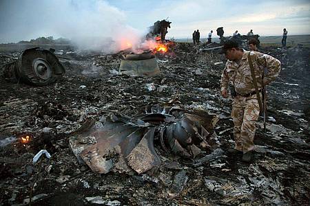 Dmitry Lovetsky/AP/dpa | Elf Jahre ist der Abschuss der Passagiermaschine über der Ostukraine bereits her. (Archivbild)