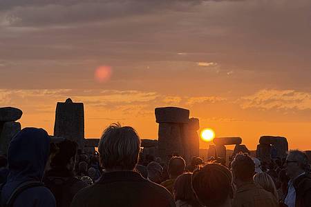 Zhanna Manukyan/PA Wire/dpa | Dass in Stonehenge schon seit Jahrtausenden gefeiert werde, mache etwas mit einem, sagt eine Besucherin.
