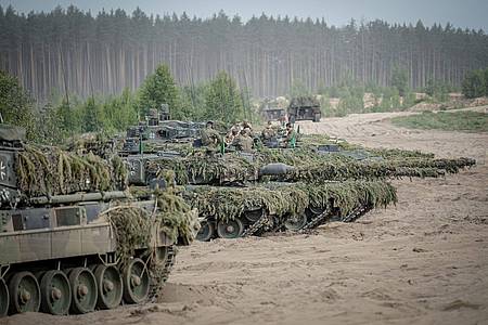 Kay Nietfeld/dpa | Leopard-2-Panzer der Bundeswehr bei einer Übung - die deutschen Streitkräfte sollen in den kommenden Jahren besser bewaffnet werden.