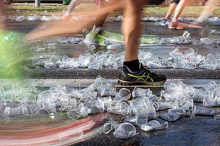 Gregor Fischer/dpa/dpa-tmn | Nicht wegrennen: Auch beim Entsorgen von Bechern, Verpackungen und Equipment sollten Sportler konsequent dranbleiben.