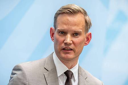 Michael Kappeler/dpa | Der Bundesdrogenbeauftragte Hendrick Streeck fordert mehr Anstrengungen im Kampf gegen den illegalen Drogenhandel. (Archivbild)