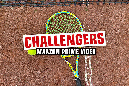 Tennisschläger und Bälle liegen auf Platz, darüber "Challengers"-Schriftzug
