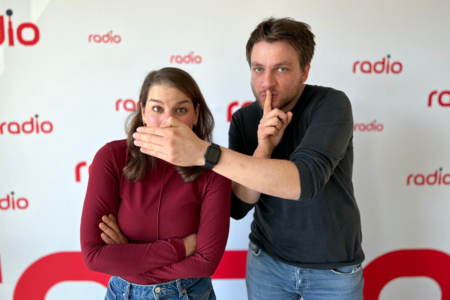 Chrissi und Madline halten sich den Mund zu