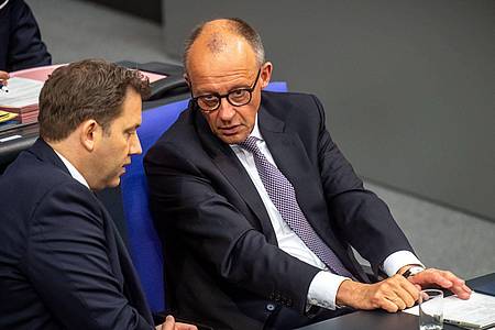 Michael Kappeler/dpa | Für diese beiden wird der Koalitionsausschuss besonders wichtig: Lars Klingbeil und Friedrich Merz.