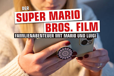 Frau guckt etwas auf dem Smartphone