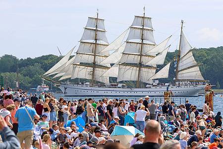 Bodo Marks/dpa | Rund 170.000 Menschen haben die Windjammerparade der Kieler Woche verfolgt.