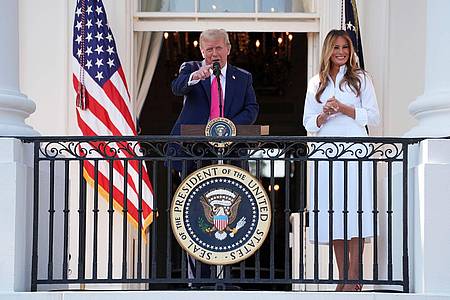 Evan Vucci/AP/dpa | US-Präsident Donald Trump und First Lady Melania Trump feiern den Unabhängigkeitstag.