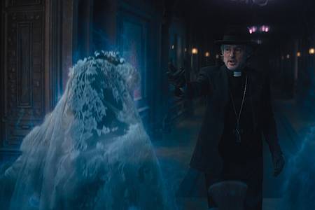Owen Wilson as Father Kent in Disney's Geistervilla