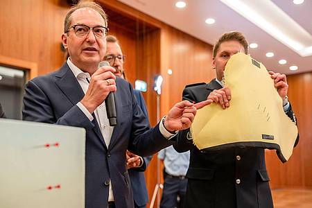 Michael Kappeler/dpa |  Die Nadeln können auch die Schutzwesten von Sicherheitskräften durchschlagen.