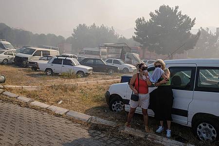 Murat Kocabas/SOPA Images via ZUMA Press Wire/dpa | Mehrere Dörfer und Viertel wurden vorsorglich evakuiert.