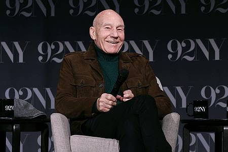 Cj Rivera/Invision via AP/dpa | Patrick Stewart spricht auf der Bühne nach einer Vorführung von "Star Trek: Picard".