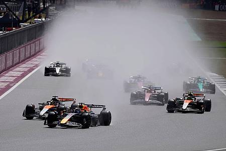 Darko Bandic/AP/dpa | Regen und eine nasse Piste sorgen in Silverstone für Chaos.