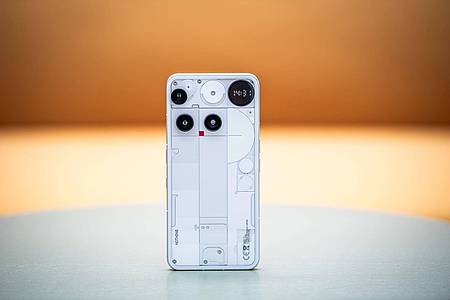 Zacharie Scheurer/dpa-tmn | Striche, Kästen, Kreise und ein Bruch mit gewohnten Sichtlinien - die Rückseite des Nothing Phone 3 ist mindestens interessant.
