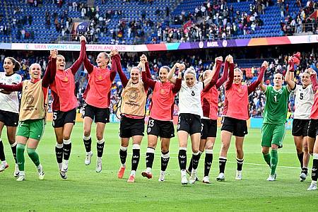 Sebastian Christoph Gollnow/dpa | Die deutschen Fußballerinnen feiern den 2:1-Sieg gegen Dänemark.