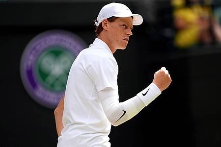 Ben Whitley/PA Wire/dpa | Jannik Sinner gewinnt trotz Problemen am Ellenbogen.