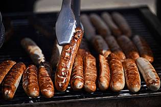 Martin Schutt/dpa | Fleisch auf dem Grill muss für viele sein. (Archivbild)