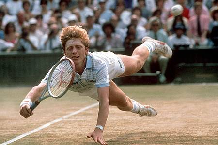 picture alliance / Rüdiger Schrader/dpa |  17-jährige Boris Becker hechtet zu einem Ball und gewinnt später erstmals Wimbledon.
