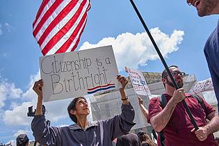 Jacquelyn Martin/AP/dpa | Protest begleitet eine Anhörung zum Streit um das Geburtsrecht vor dem Gerichtsgebäude im Mai: Demonstranten setzen ein Zeichen für den Erhalt des in der Verfassung verankerten Geburtsrechts. (Archivbild)