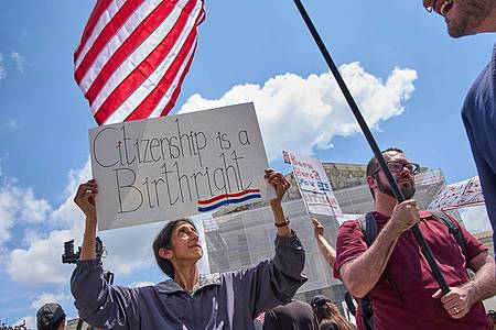 Jacquelyn Martin/AP/dpa | Protest begleitet eine Anhörung zum Streit um das Geburtsrecht vor dem Gerichtsgebäude im Mai: Demonstranten setzen ein Zeichen für den Erhalt des in der Verfassung verankerten Geburtsrechts. (Archivbild)