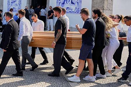 Manu Fernandez/AP/dpa | Der Sarg wurde nach der Trauerfeier aus der Kirche getragen.