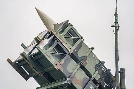 Axel Heimken/dpa | Die von Russland angegriffene Ukraine drängt die westlichen Verbündeten zur Lieferung weiterer Patriot-Flugabwehrsysteme vor allem zur Abwehr von russischen ballistischen Raketen. (Archivbild)