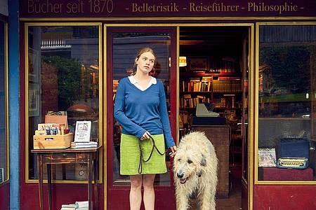 Frank Dicks/ARD Degeto Film/Claussen + Putz Filmproduktion Gmbh/Studiocanal GmbH/dpa | Luise (Luna Wedler) lebt mit ihrem Hund Alaska im Westerwald.