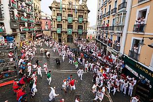 Miguel Oses/AP/dpa | Das Fest in Pamplona dem Stadtheiligen San Fermín gewidmet.