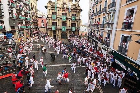 Miguel Oses/AP/dpa | Das Fest in Pamplona dem Stadtheiligen San Fermín gewidmet.