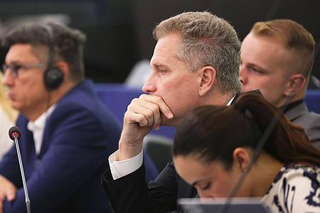 Philipp von Ditfurth/dpa | Der AfD-Abgeordnete Petr Bystron gehört zu den Politikern, die den Misstrauensantrag gegen Ursula von der Leyen unterzeichneten. (Archivbild)
