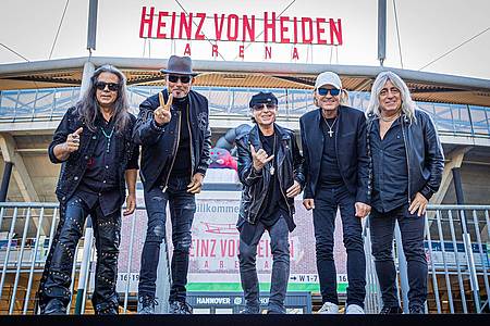 Moritz Frankenberg/dpa | Die fünf Bandmitglieder sind Bassist Pawel M?ciwoda, Gitarrist Rudolf Schenker, Sänger Klaus Meine, Gitarrist Matthias Jabs, und Schlagzeuger Mikkey Dee, der früher bei Motörhead trommelte. (Archivbild) 