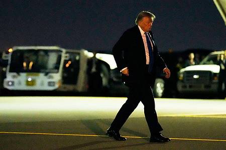 Mark Schiefelbein/AP/dpa | Donald Trump stößt seinen französischen Amtskollegen Macron mit einer Nachricht kurz nach der Abreise vom G7-Gipfel vor den Kopf.