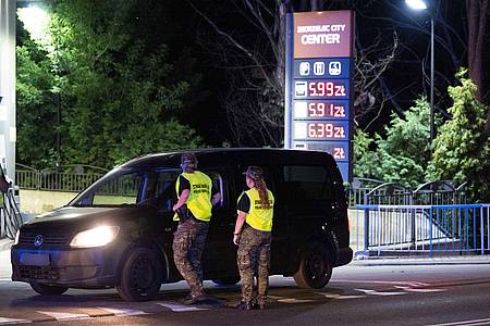 Sebastian Kahnert/dpa | Polnische Grenzschützer sprechen mit einem Autofahrer, den sie auf der polnischen Seite hinter der Stadtbrücke von Görlitz zur Kontrolle angehalten haben. (Foto aktuell)