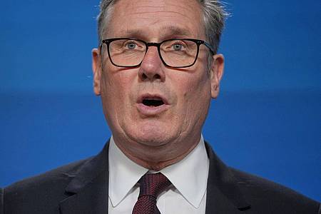 Kin Cheung/AP POOL/AP/dpa | Der britische Premier fordert eine Erklärung von der BBC, warum israelfeindliche Parolen in einer Live-Übertragung geduldet wurden. (Archivfoto)