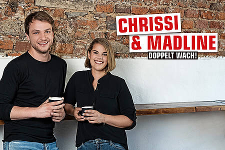 Chrissi und Madline mit einem Kaffee in der Hand