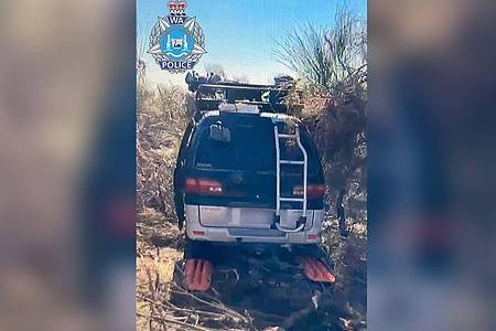Supplied/WESTERN AUSTRALIA POLICE/AAP/dpa | Der Van wurde verlassen in der Wildnis gefunden. Auf einem von der Polizei veröffentlichten Bild sieht es so aus, als ob der Wagen steckengeblieben wäre.