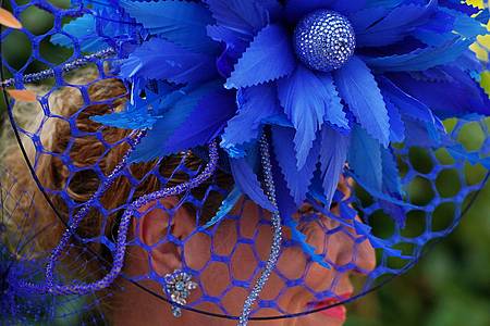 Alberto Pezzali/AP/dpa | Viele kommen mit extravaganten Hüten.