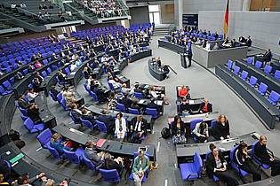 Niklas Treppner/dpa | Politiker der Linken und der SPD drehen AfD-Redner Martin Sichert demonstrativ den Rücken zu.