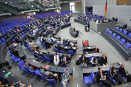 Niklas Treppner/dpa | Politiker der Linken und der SPD drehen AfD-Redner Martin Sichert demonstrativ den Rücken zu.