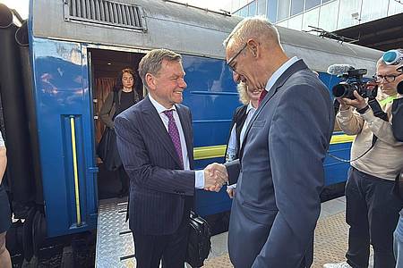 Jörg Blank/dpa | Außenminister Wadephul wird in Kiew begrüßt.