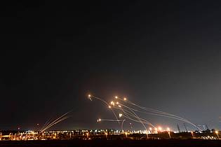 Ohad Zwigenberg/AP/dpa | Erneut ist Israels Luftabwehr in der Nacht im Einsatz. (Archivbild)